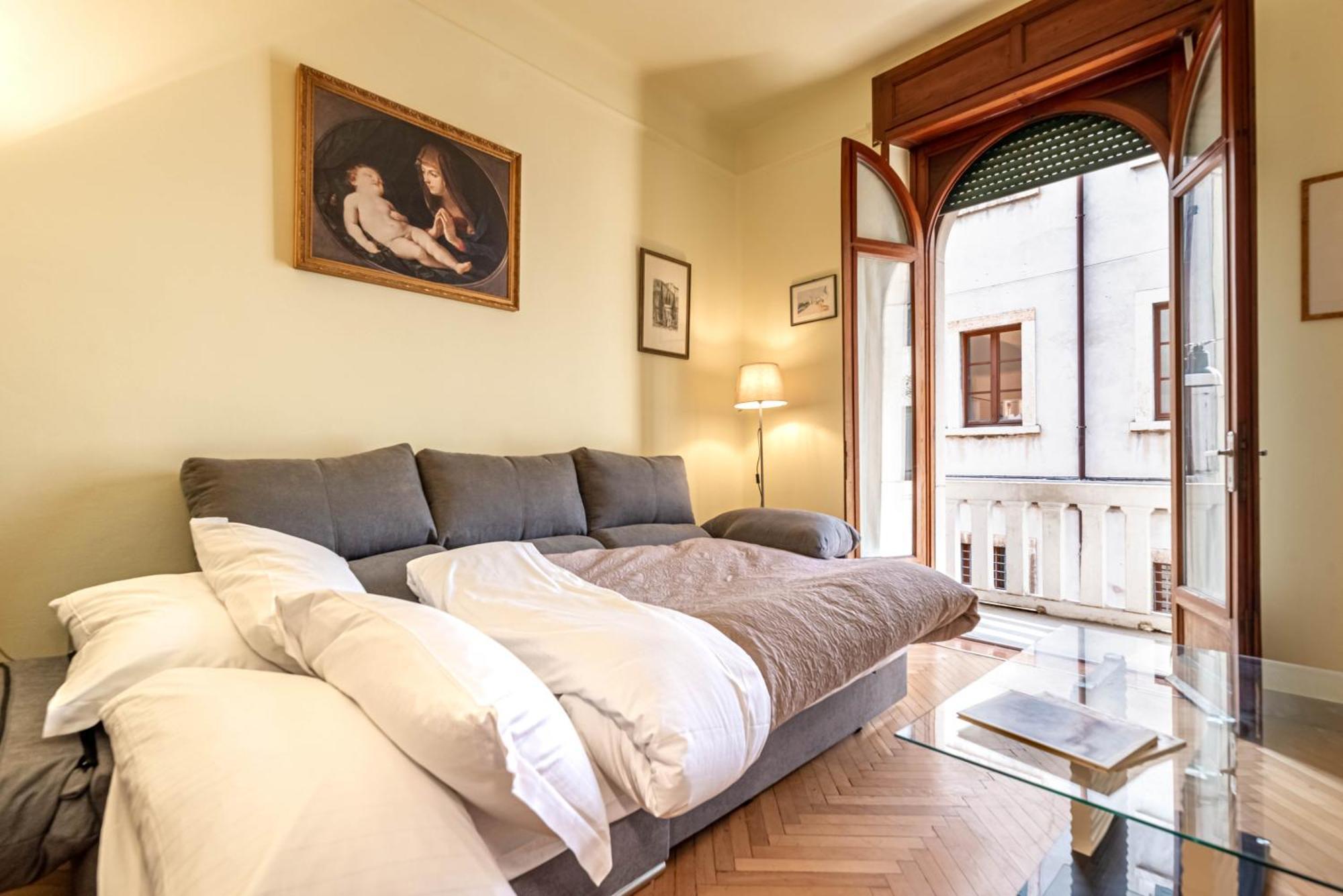 Piazza Isolo Central Apartment فيرونا المظهر الخارجي الصورة