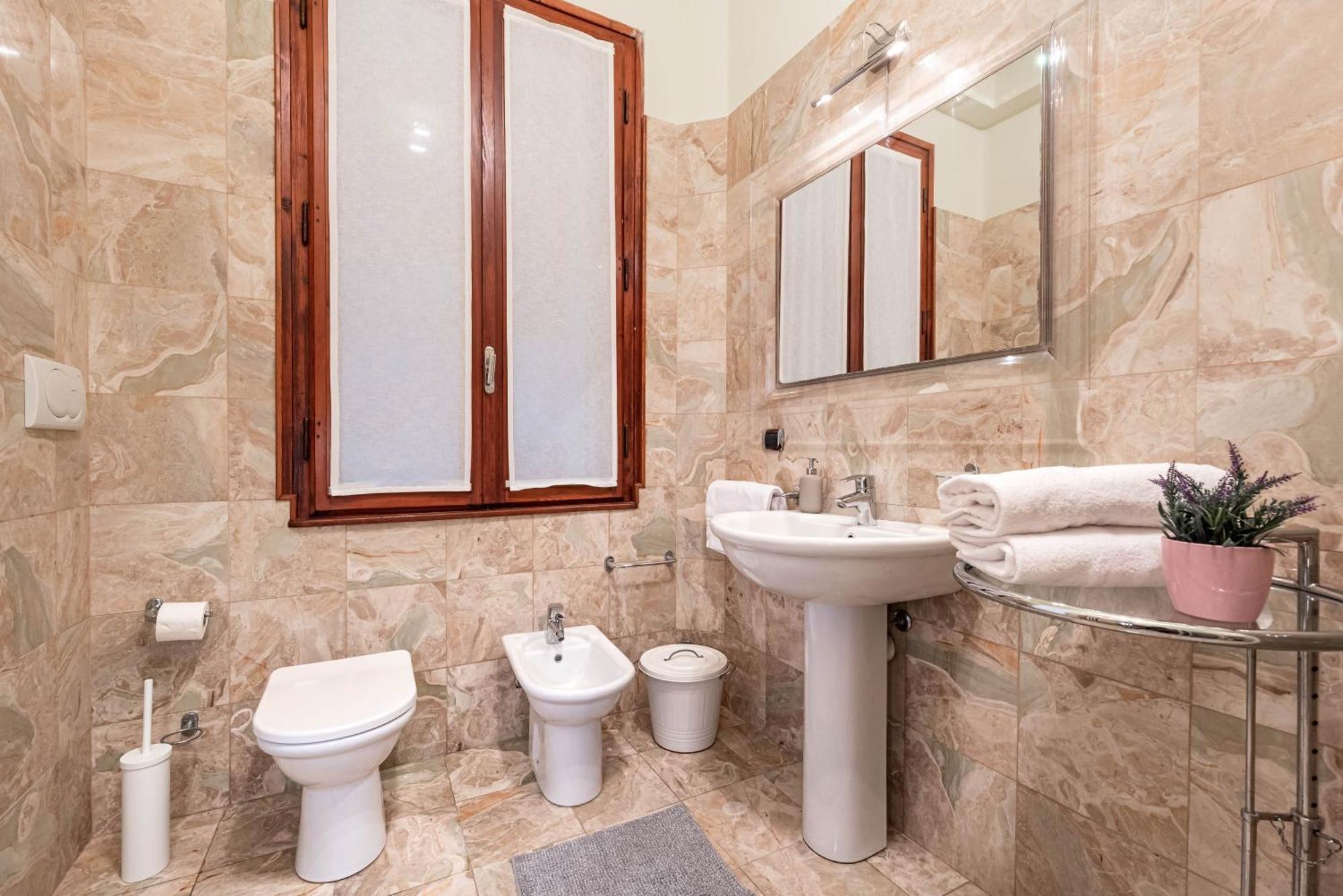 Piazza Isolo Central Apartment فيرونا المظهر الخارجي الصورة