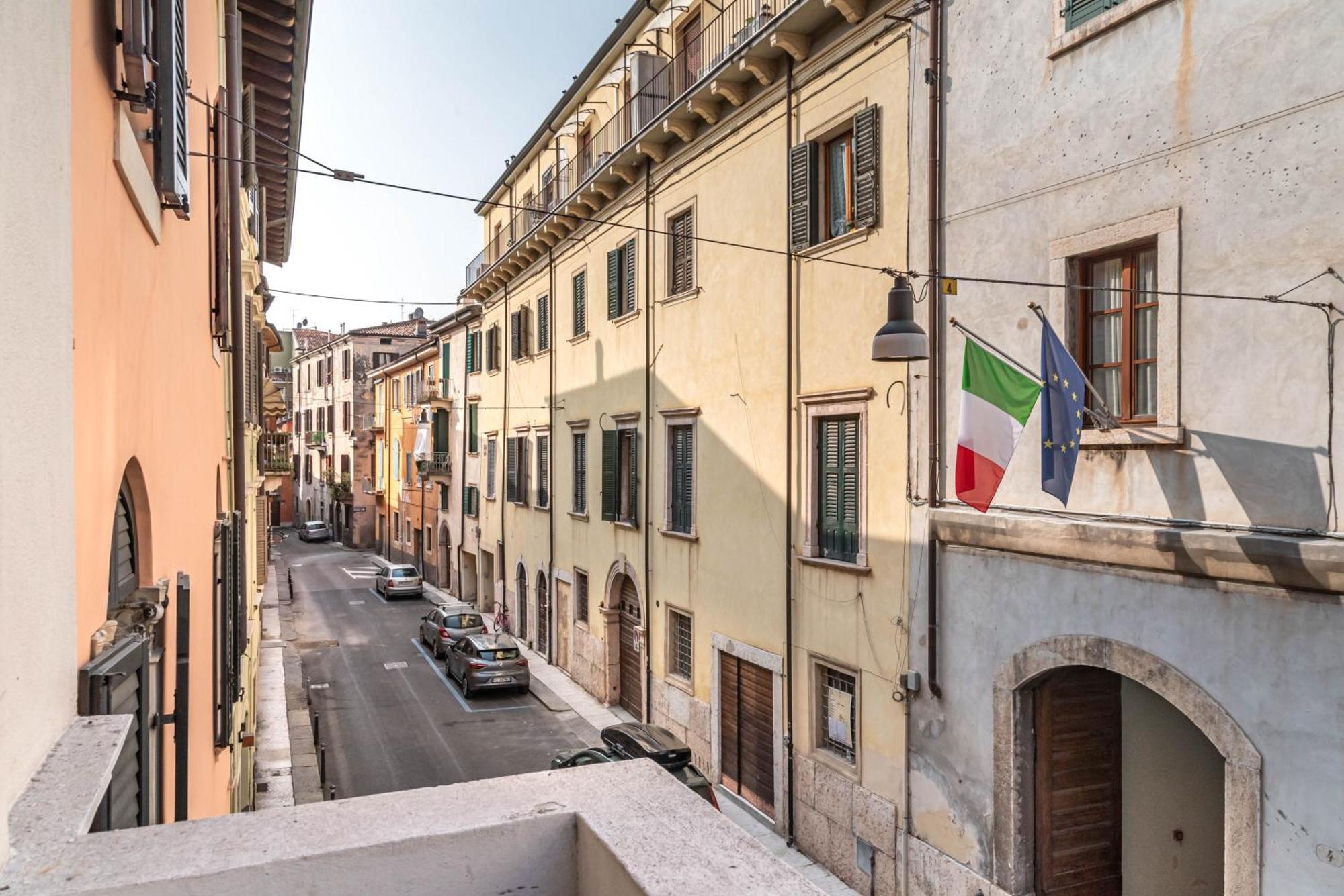Piazza Isolo Central Apartment فيرونا المظهر الخارجي الصورة