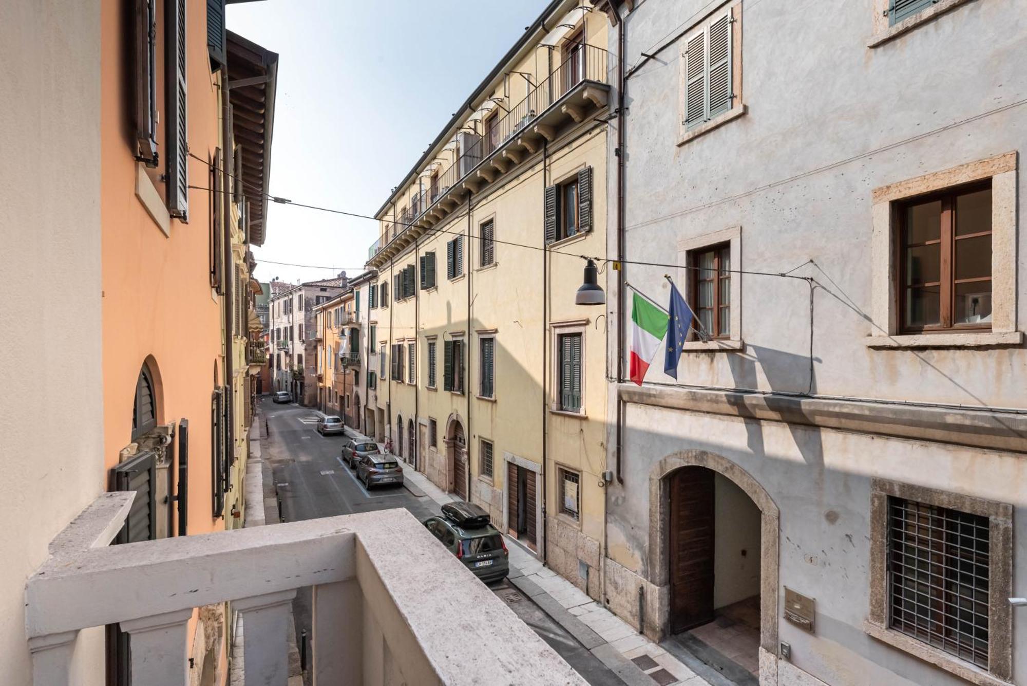 Piazza Isolo Central Apartment فيرونا المظهر الخارجي الصورة