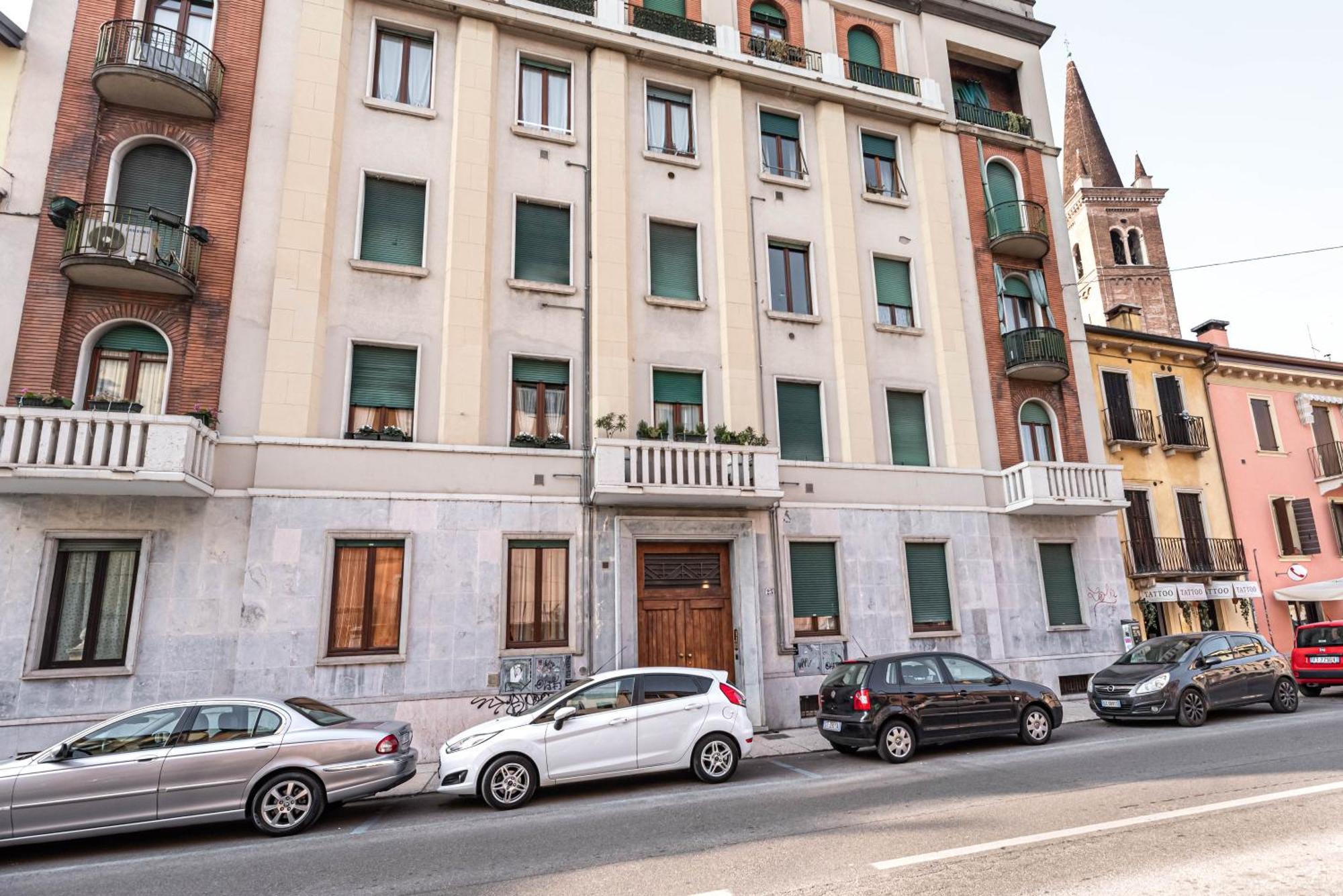 Piazza Isolo Central Apartment فيرونا المظهر الخارجي الصورة
