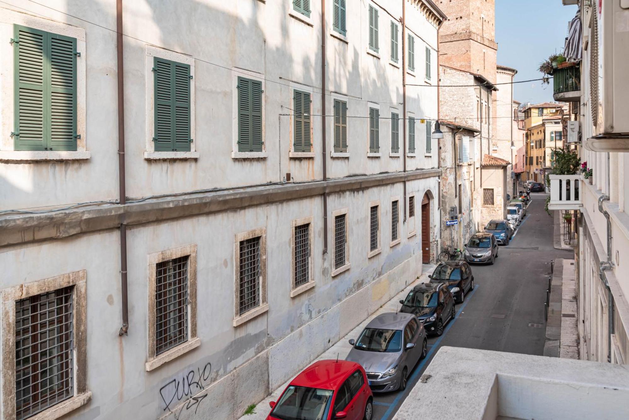 Piazza Isolo Central Apartment فيرونا المظهر الخارجي الصورة